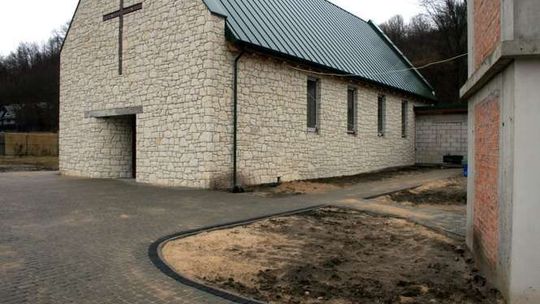 Wykonawca kontra parafia, czyli awantura o pieniądze za kostkę