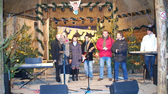 Wykonawcy płyty \"Kolęda dla hospicjum\" zaśpiewali w szopce