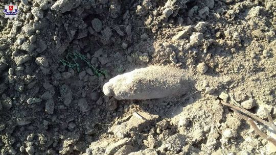 Wykopał na polu pocisk artyleryjski. Miał ponad metr długości 
