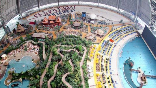 Wykupili wakacje w "Tropical Islands". Organizatorka zniknęła z pieniędzmi