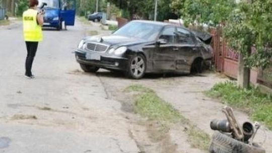 Wylądował na drzewie, bo kierowca go… nie zauważył