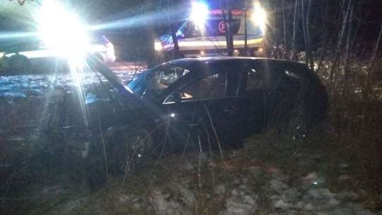 Wyleciał z drogi, poobijał się o drzewa i zatrzymał w lesie. Był pijany