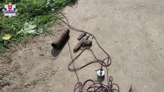 Wyłowił z rzeki pistolet z amunicją. Teraz sam ma problem