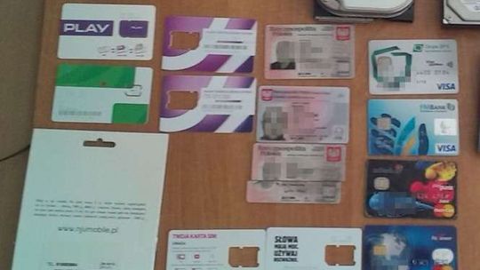 Wyłudzali drogie telefony przez internet. 130 tys. zł strat