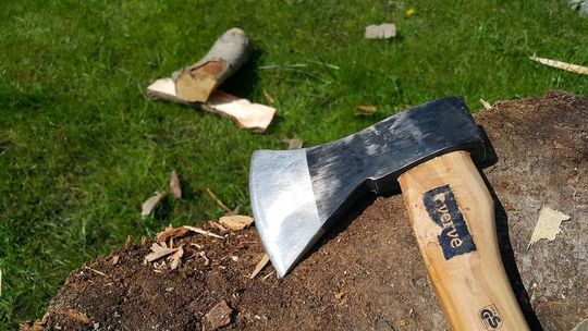 Wymachiwał siekierą. Groził bratu i sąsiadce