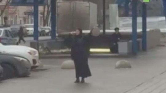 Wymachiwała odciętą głową dziecka w centrum Moskwy (wideo)