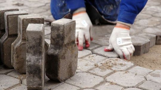 Wymiana chodnika na ulicy w Lublinie. "Takie prace powinno się robić w wakacje"