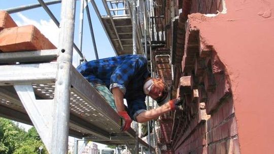 Wymieniają cegły w zabytkowej kamienicy