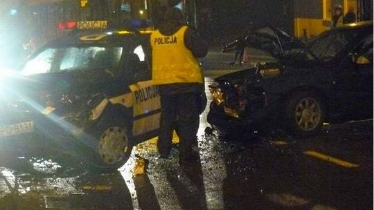 Wymuszenie pierwszeństwa przyczyną wypadku audi i radiowozu na al. Piłsudskiego