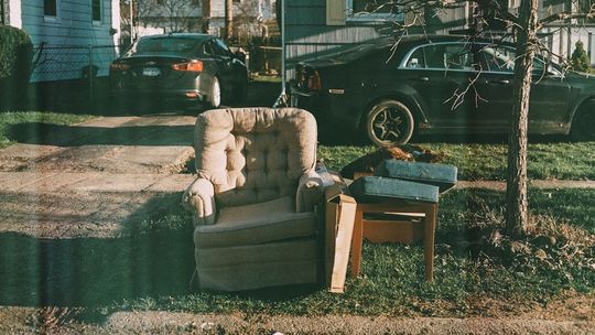 Wynajem kontenera na gabaryty – jak ogarnąć wywóz mebli i dużych odpadów bez nerwów