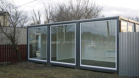 Wynajem kontenerów biurowych. Idealne rozwiązanie do tymczasowej pracy w terenie