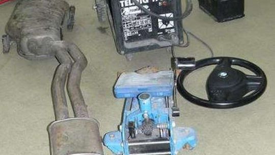 Wynieśli z garażu sprzęt i części za 7 tys. zł