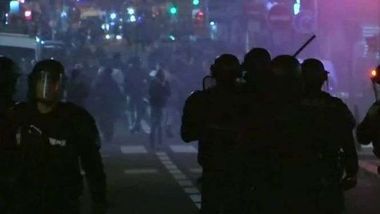 Wyniki wyborów we Francji. Przepychanki w Paryżu, demonstranci na ulicach (wideo)