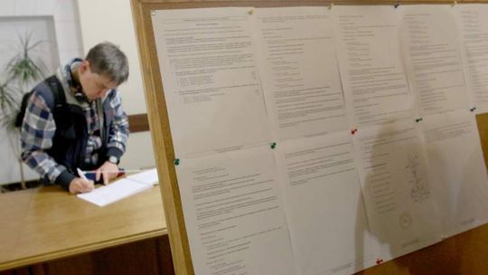 Wyniki wyborów wyłaniają się z chaosu
