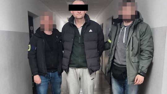 Wyniosła gotówkę na klatkę schodową. Oszust już w rękach policji
