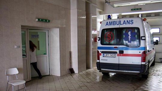 Wynoszą stary sprzęt ze szpitala w Rykach