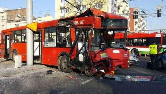 Wypadek autobusu komunikacji miejskiej w Lublinie. Ponad 20 osób rannych, skrzyżowanie zablokowane, duże korki 