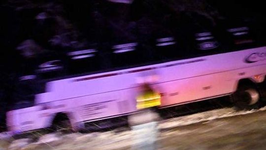 Wypadek autobusu pod Żarami. Kierowca zmarł, wielu rannych w szpitalu