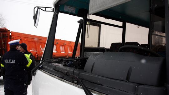 Wypadek autobusu w Dąbrowicy: Dwoje dzieci wciąż w szpitalu