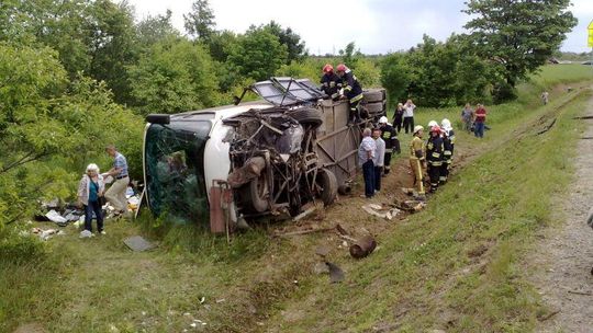Wypadek autokaru. Jedna osoba nie żyje, dziesięć jest rannych