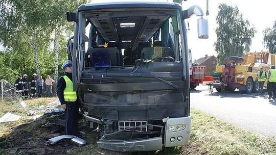 Wypadek autokaru Tomaszów Lubelski - Kłodzko. Zginął pasażer. Kierowca zasnął?