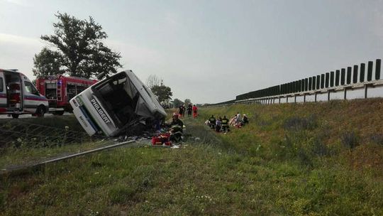 Wypadek autokaru w Konstanynowie. Dwie osoby nie żyją, wielu rannych