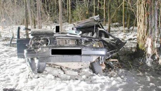 Wypadek BMW w Czemiernikach. Jedna osoba zginęła, druga walczy o życie