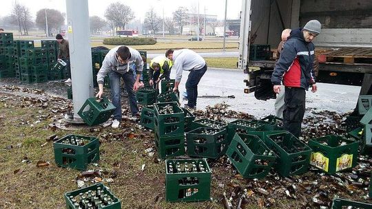 Wypadek ciężarówki z piwem na al. Andersa. Potłuczone butelki na ulicy