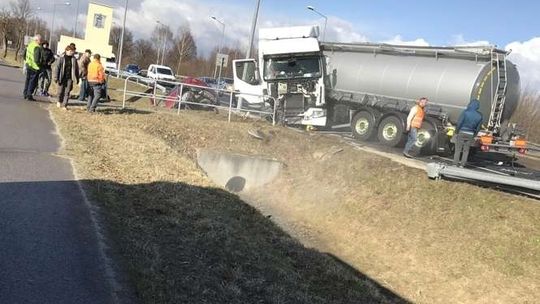 Wypadek cysterny na obwodnicy Lubartowa. Trzy osoby ranne, w tym kobieta w ciąży