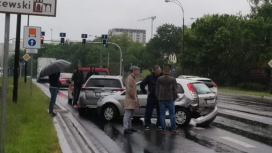 Wypadek czterech samochodów w centrum Lublina. Tworzą się korki [zdjęcia]