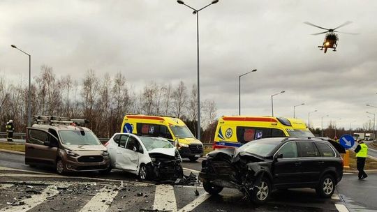 Wypadek dwóch aut osobowych. Droga zablokowana