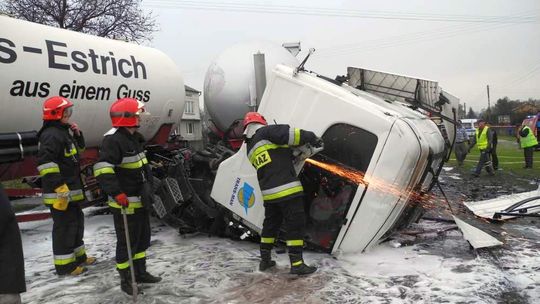 Wypadek dwóch cystern w Zawadzie. Wyciekło 400 litrów paliwa (zdjęcia)