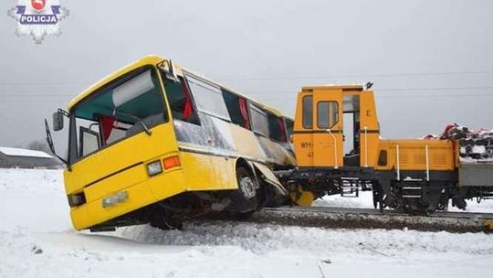 Wypadek gimbusa na przejeździe kolejowym, 12 dzieci w szpitalu (wideo)