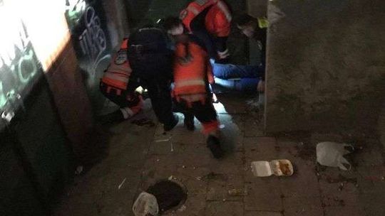 Wypadek koło akademika. Młody mężczyzna w ciężkim stanie po upadku z wysokości