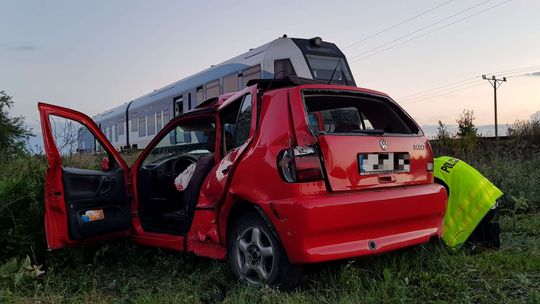 Wypadek koło Chełma. Auto wjechało pod szynobus [zdjęcia]