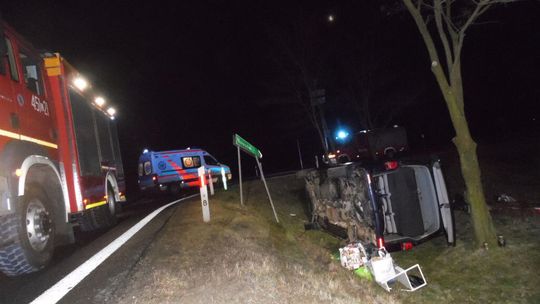Wypadek koło Lubartowa. Samochód z ośmioma osobami przewrócił się na bok