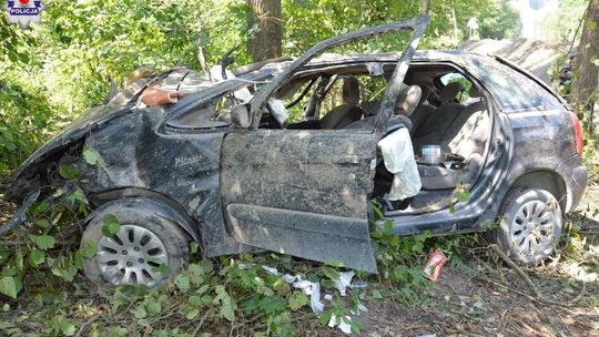 Wypadek koło Nielisza. Samochód wypadł z drogi i uderzył w drzewo