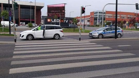 Wypadek koło Olimpu na al. Spółdzielczości Pracy. Samochód potrącił pieszą