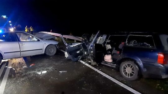 Wypadek koło Opola Lubelskiego. Kierowca seata wyprzedzał na podwójnej ciągłej