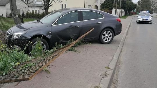 Wypadek koło Poniatowej. Podczas wyprzedzania zepchnął inny samochód z drogi