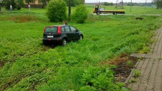 Wypadek koło Radzynia Podlaskiego. Nissan zderzył się z ciężarówką