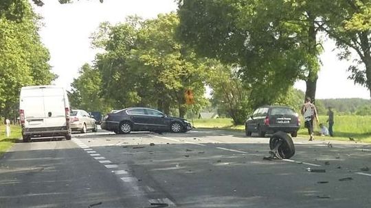 Wypadek koło Ryk. Ciężarówka zderzyła się z samochodem osobowym