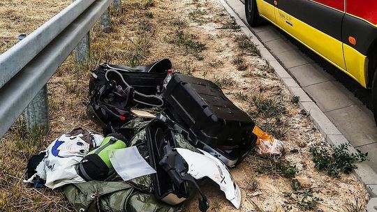 Wypadek motocyklisty na S19. Wjechał w pojazd służby drogowej