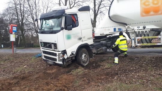 Wypadek na al. Kraśnickiej w Lublinie. Osobowe volvo zderzyło się z ciężarówką [zdjęcia]