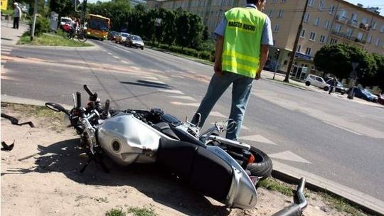 Wypadek na al. Racławickich: Motocyklista zderzył się z osobówką