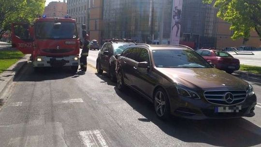 Wypadek na Al. Racławickich: Suzuki uderzyło w mercedesa