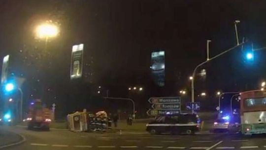 Wypadek na al. Solidarności. Karetka pogotowia zderzyła się z nissanem