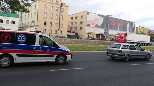 Wypadek na al. Solidarności: Karetka zderzyła się z citroenem