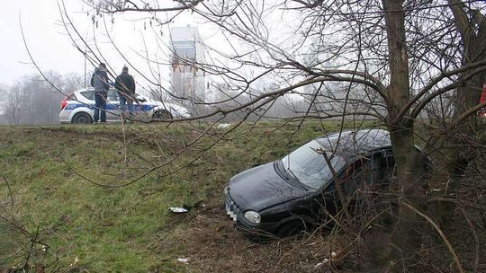 Wypadek na al. Solidarności w Lublinie. Samochód wypadł z drogi