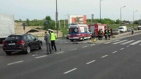 Wypadek na al. Spółdzielczości Pracy. Samochód dachował i przeleciał na drugi pas